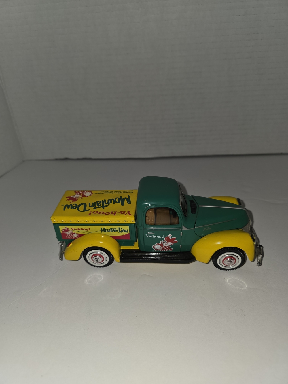 MOUNTAIN DEW Ya-hoo! Hillbilly Golden Wheel DieCast 1940 Ford Delivery Truck